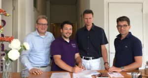 Ondertekening v.l.n.r.: Jan Heijs (interim bestuurder Rijncoepel), bestuursleden Zorgsaam Leiden: Richard Weiler, Ferdinand Oppenhuizen en Roelof Kok.
